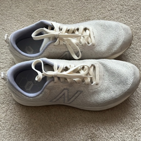 Women’s Cream New Balance Sneaker Size 9.5 - Picture 2 of 8